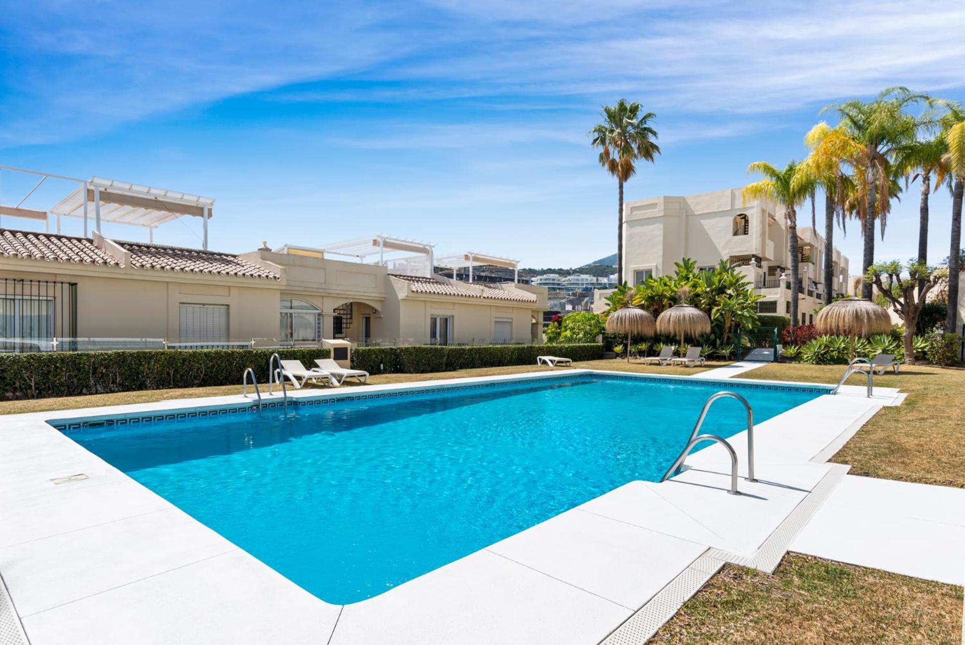 Dom wakacyjny La Quinta Hills - Modern Andalusian-style With Rooftop Terrace Marbella