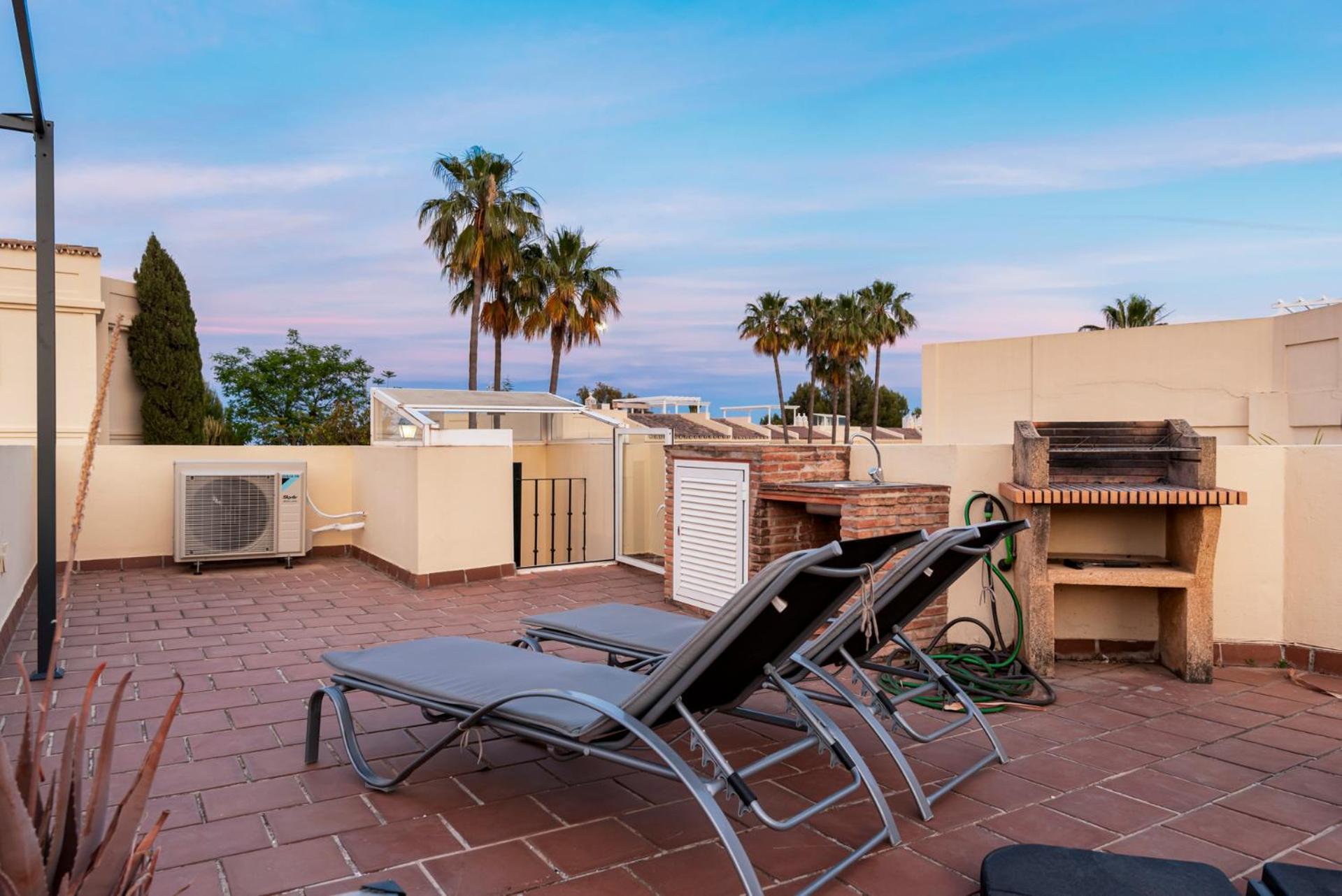 Hébergement de vacances La Quinta Hills - Modern Andalusian-style With Rooftop Terrace *