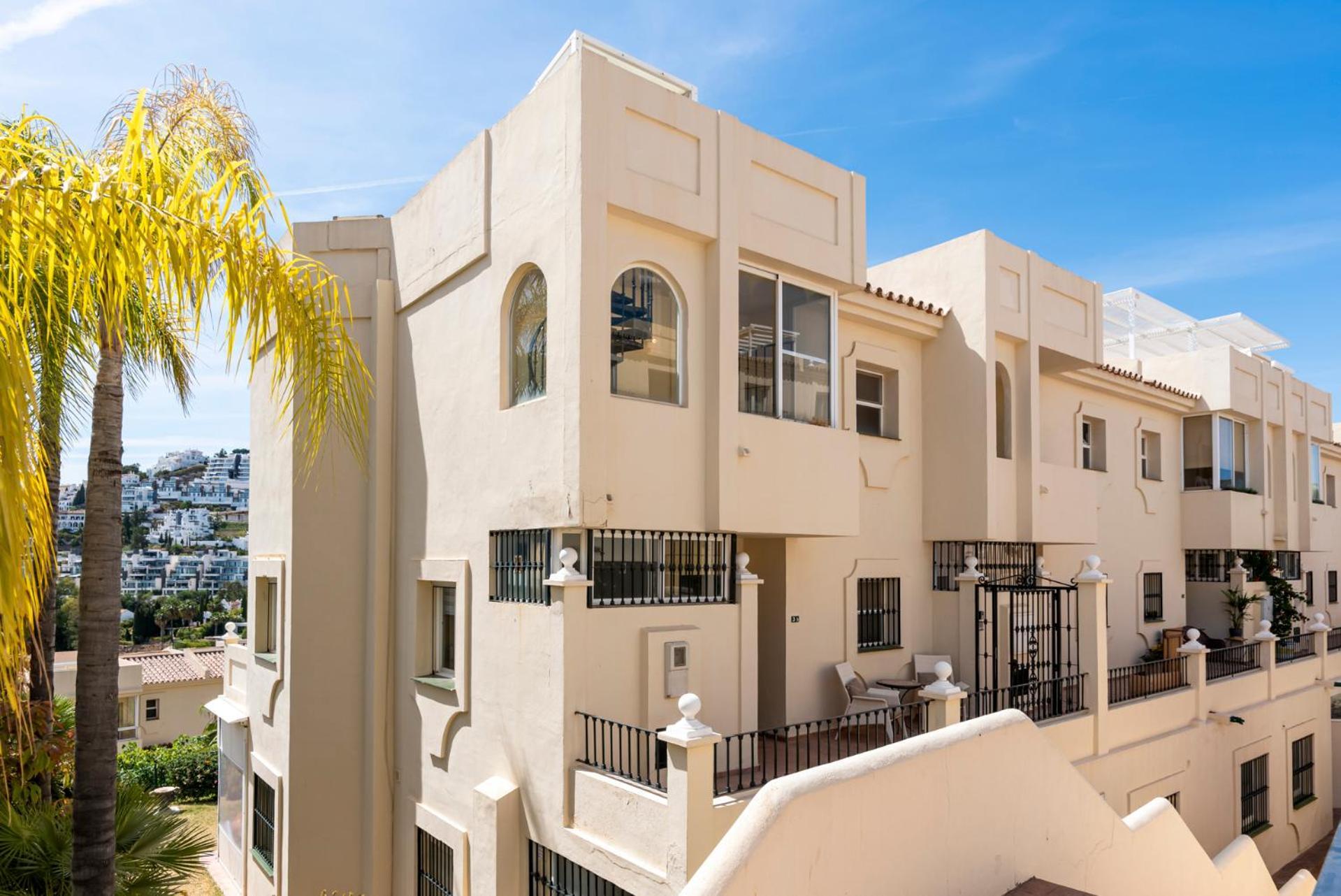 La Quinta Hills - Modern Andalusian-style With Rooftop Terrace Hébergement de vacances *