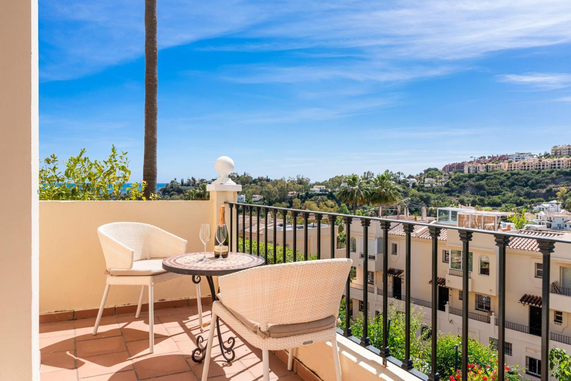 La Quinta Hills - Modern Andalusian-style With Rooftop Terrace Hébergement de vacances