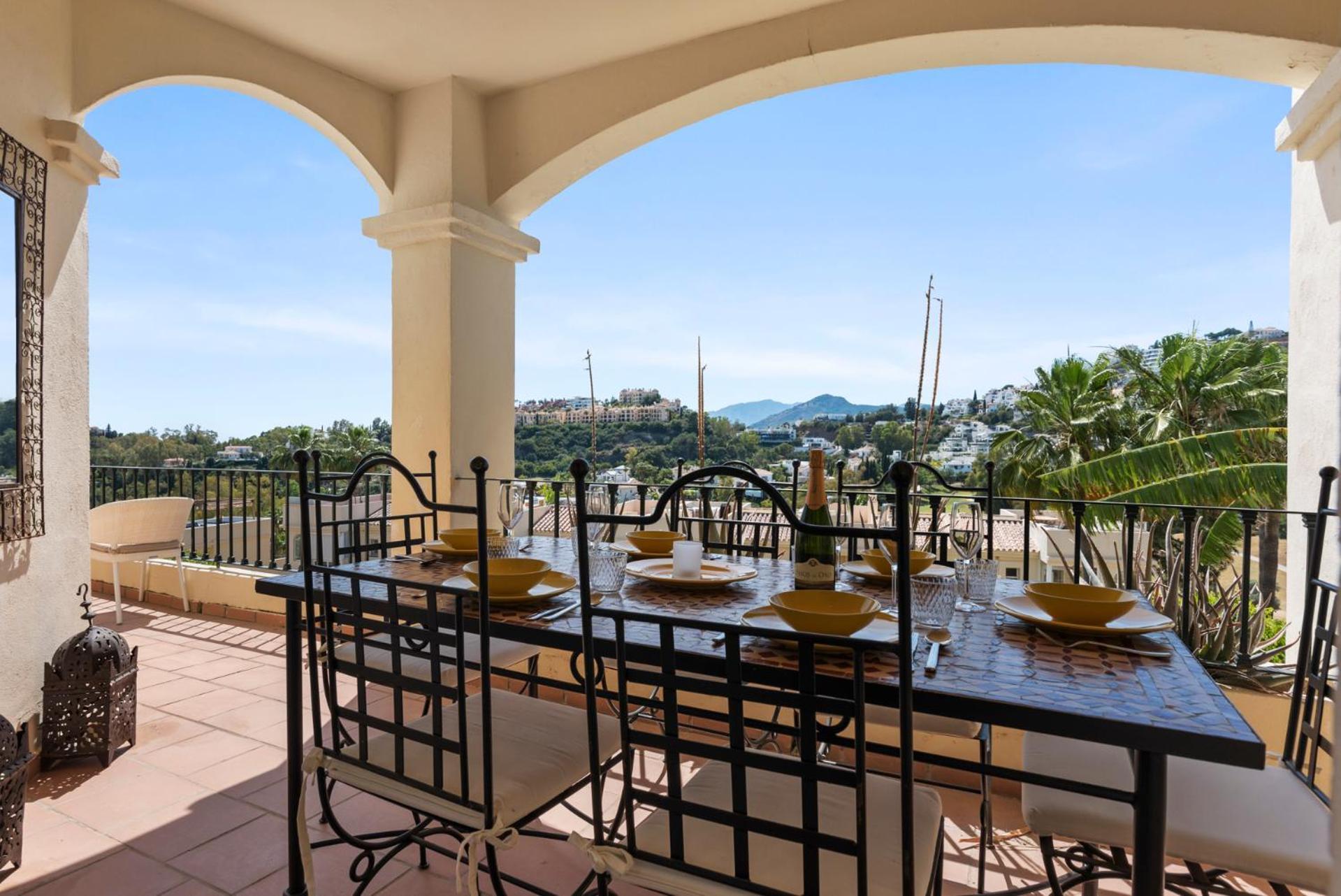 La Quinta Hills - Modern Andalusian-style With Rooftop Terrace Hébergement de vacances *