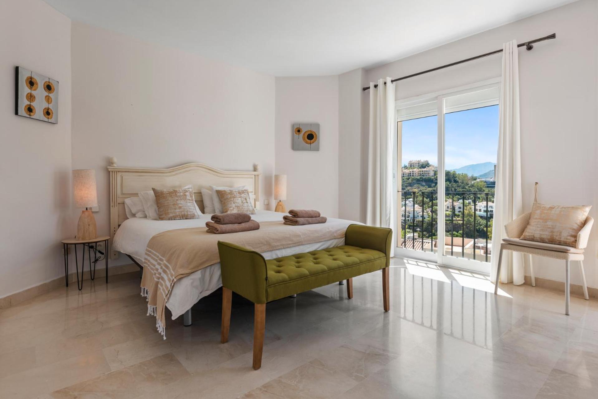 Hébergement de vacances La Quinta Hills - Modern Andalusian-style With Rooftop Terrace *